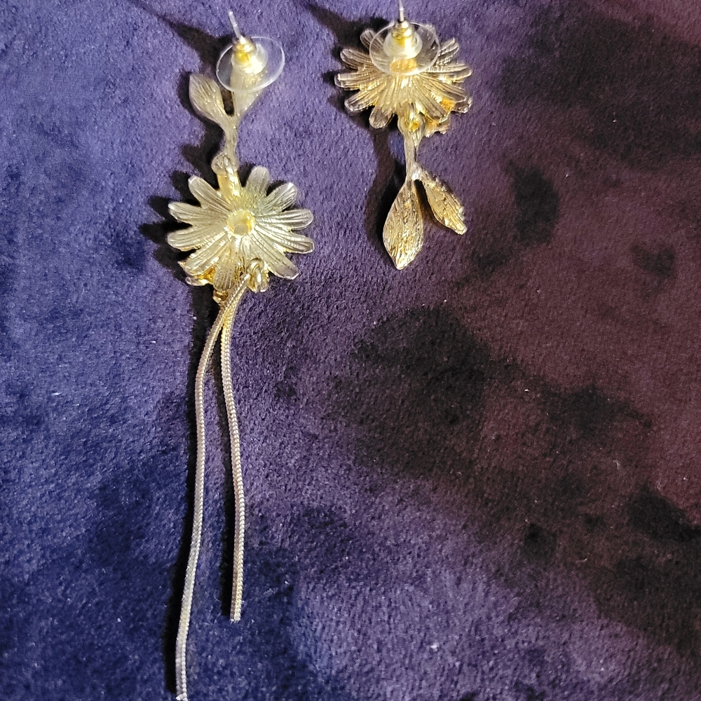 Adorable daisy & bee post earrings - Picture 3 of 5